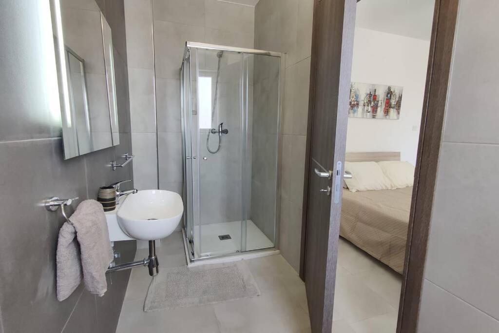 Brand New 3 Bedroom Apartment Close To The Sea Gzira Exterior photo